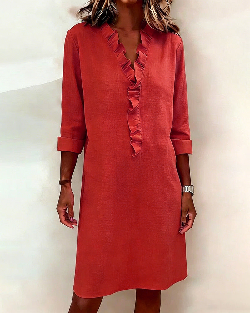 Vestido de algodón y lino con cuello de pico y detalle de volantes