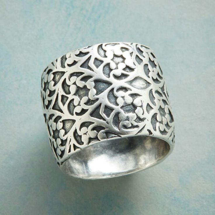Vintage-Style Floral Band Ring with Pattern in Silver Colour