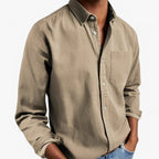 Camisa cargo de hombre de corte ajustado con cuello clásico y bolsillos