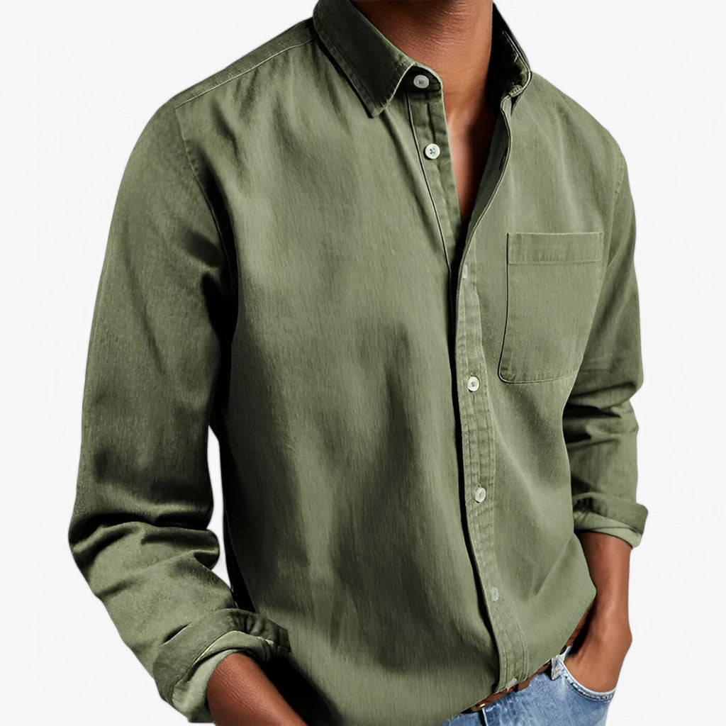 Camisa cargo de hombre de corte ajustado con cuello clásico y bolsillos