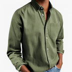 Camisa cargo de hombre de corte ajustado con cuello clásico y bolsillos
