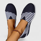 Randiga sneakers med ovandel som andas och halkfri sula