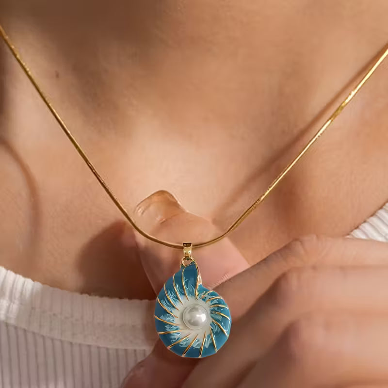 Collar con colgante de concha, perla de imitación y aire playero