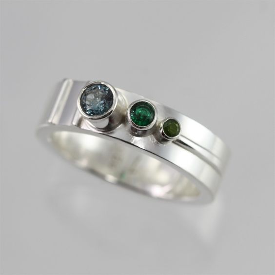 Vintage-Style Ring with Scattered Green Crystals in Silver Colour