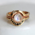 Ring i vintagestil med infällda vita och svarta kristaller, guldfärgad