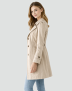 Gabardina de largo medio con cuello de solapa y detalle de botones