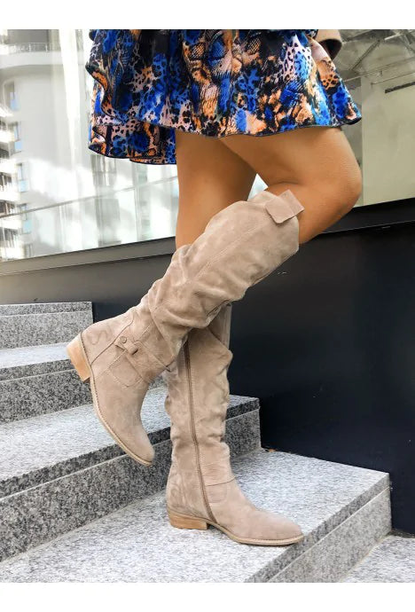 Botas altas con punta redonda y detalle de hebilla