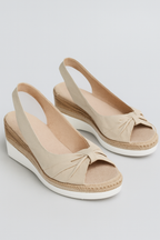 Kilklacksandaler med knutdetalj och slingbackrem