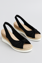 Kilklacksandaler med knutdetalj och slingbackrem