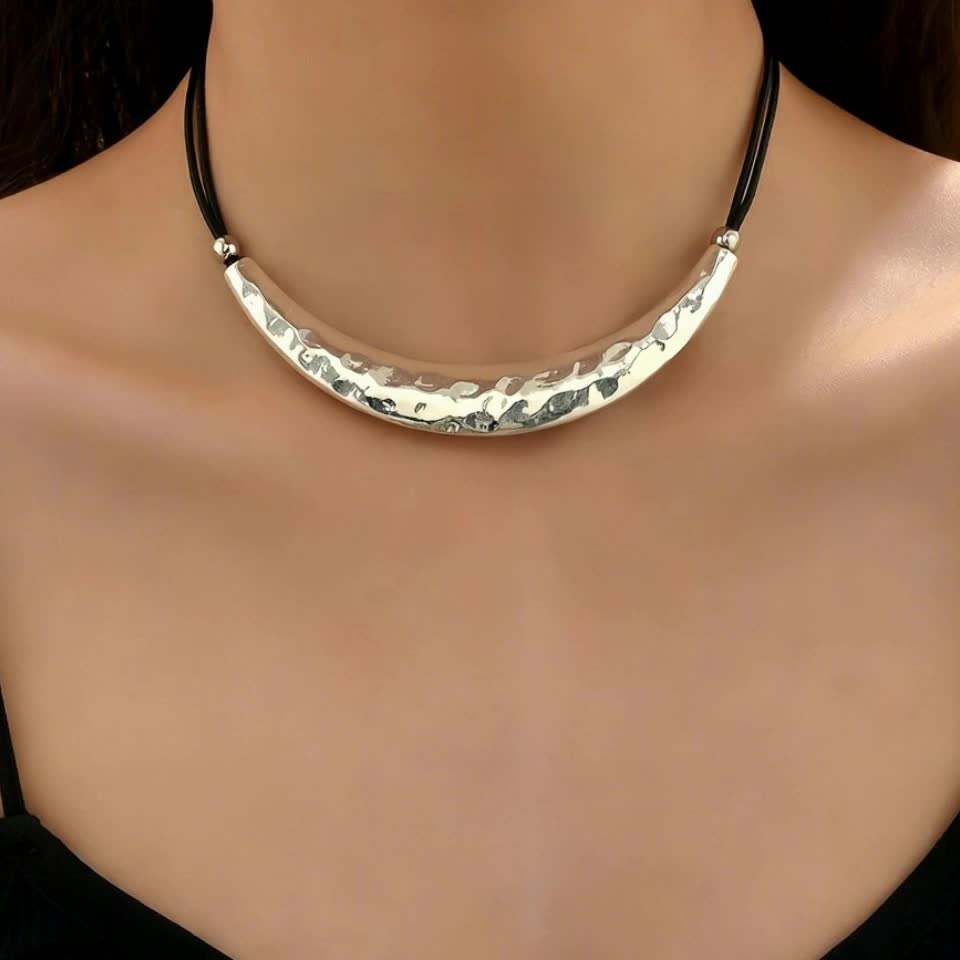 Hamrad vintagechoker med månskära och himmelsk känsla