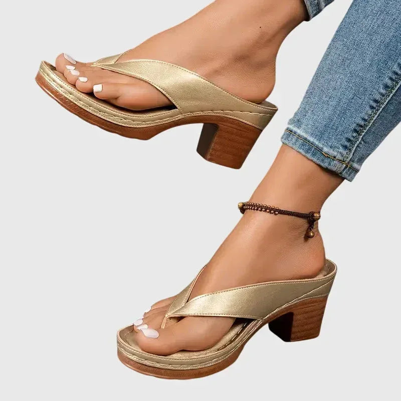 Sandaler med formad innersula och halkfritt grepp