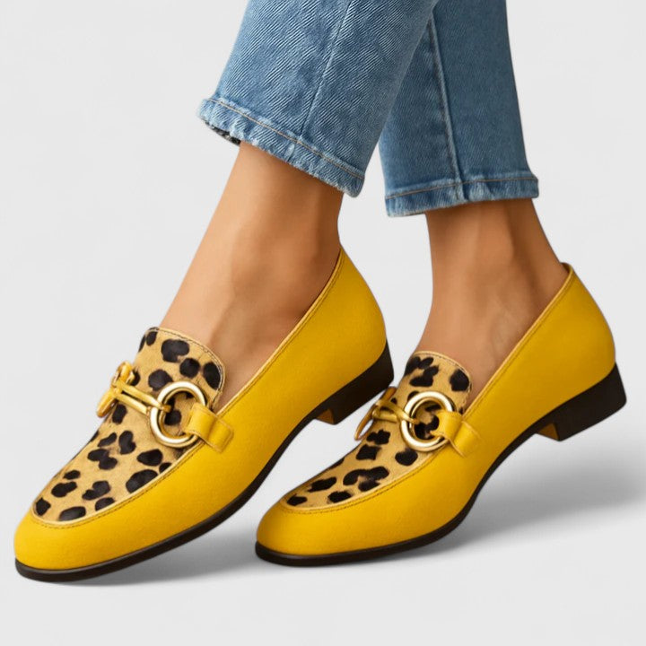 Loafers i leopardmönster med bred öppning