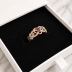 Ring med violett hjärta i blandade guldfärgade toner och romantisk form