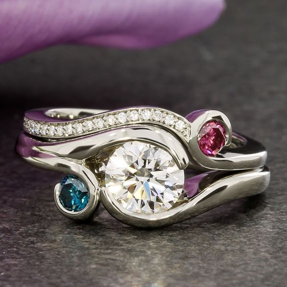 Spiralring i vintagestil med röda och blå glasstenar