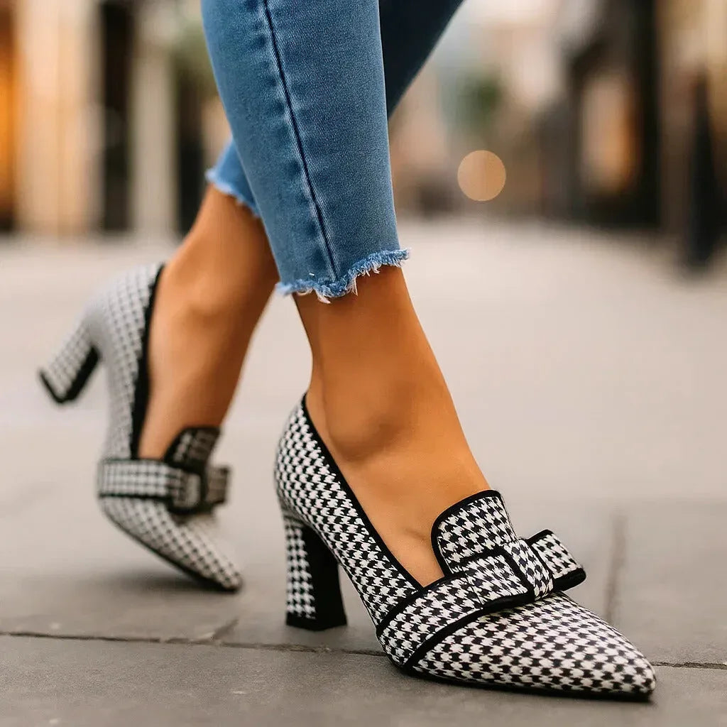 Pumps i hundtandsmönster med skulpterad blockklack