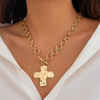 Halsband med hamrat hänge, strukturerad yta och hantverkslook