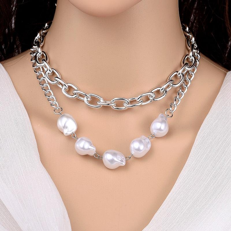 Halsband i vintagestil med kedjelänkade konstpärlor i silverfärg