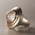 Anillo de estilo vintage con piedra blanco lechoso incrustada en color plata