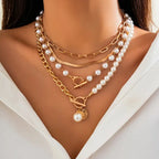 Modernt set med halsband i lager och konstpärlor i färdigstylad look