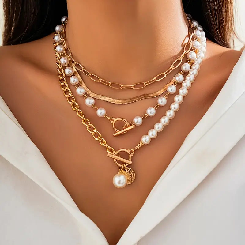 Modernt set med halsband i lager och konstpärlor i färdigstylad look