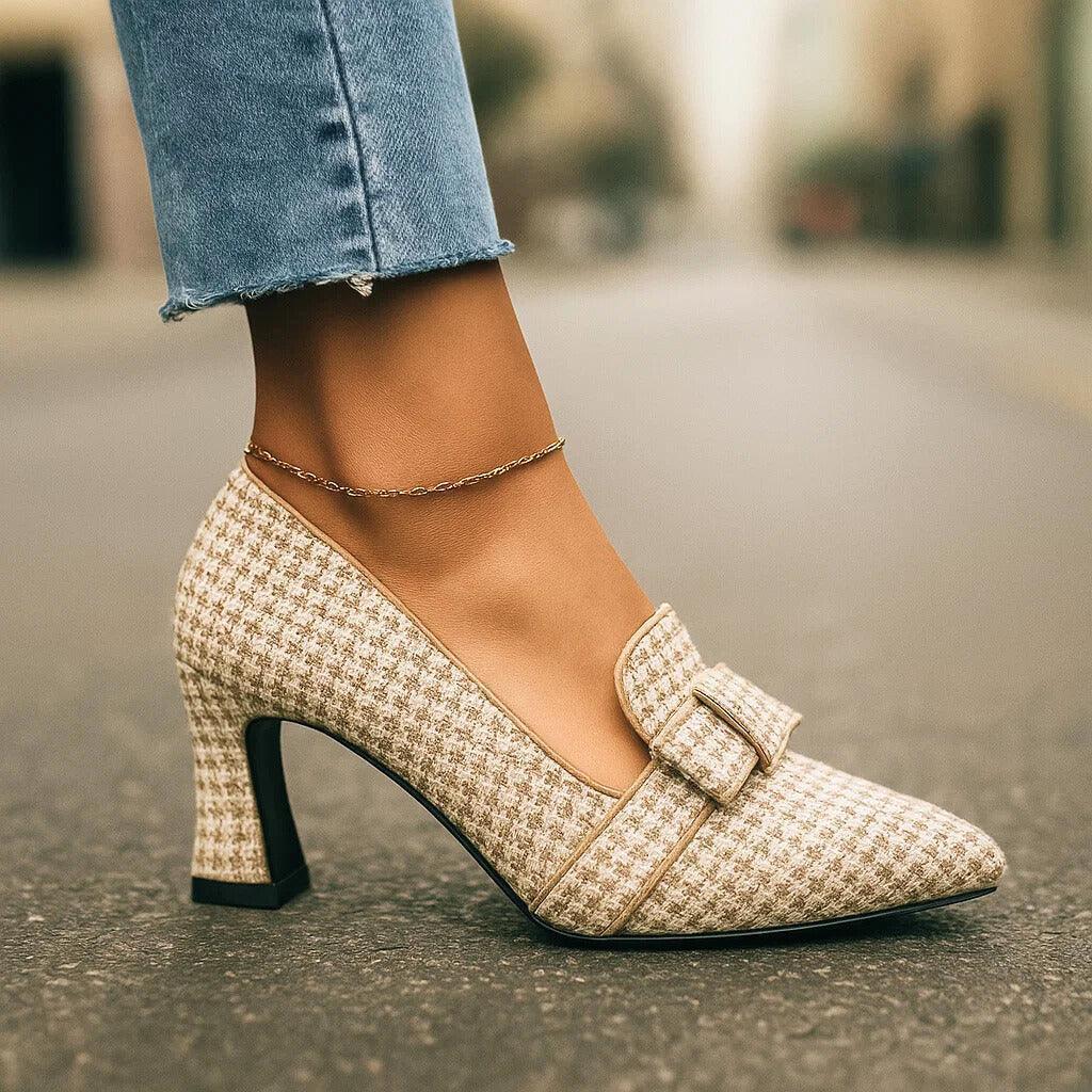 Pumps i hundtandsmönster med skulpterad blockklack