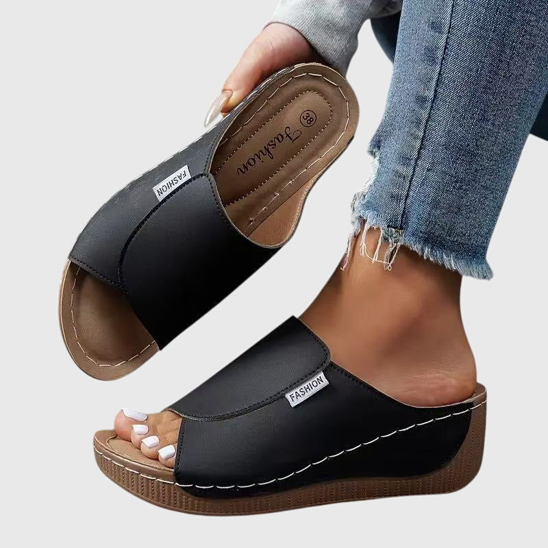 Sandaler i öppen design med svalkande känsla i tyg som andas