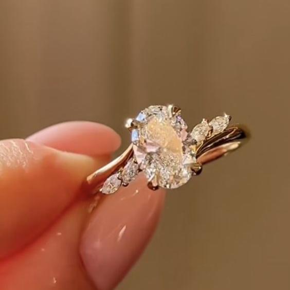 Vintage-Style Classic Zirconia Ring with Traditional Setting