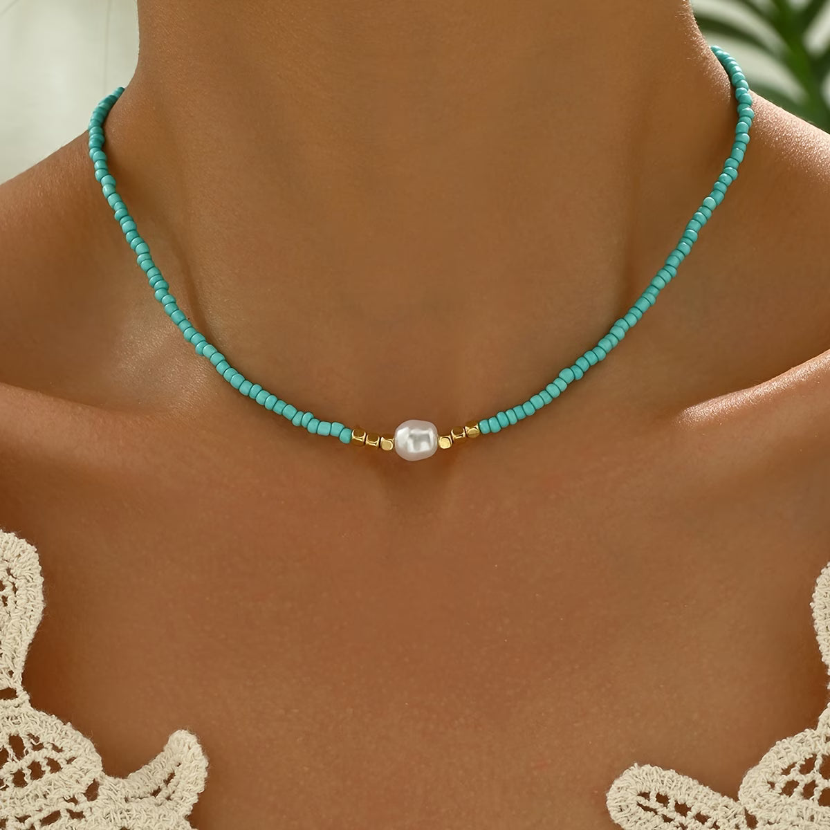 Minimalistiskt halsband med sten, konstpärlor och kustkänsla
