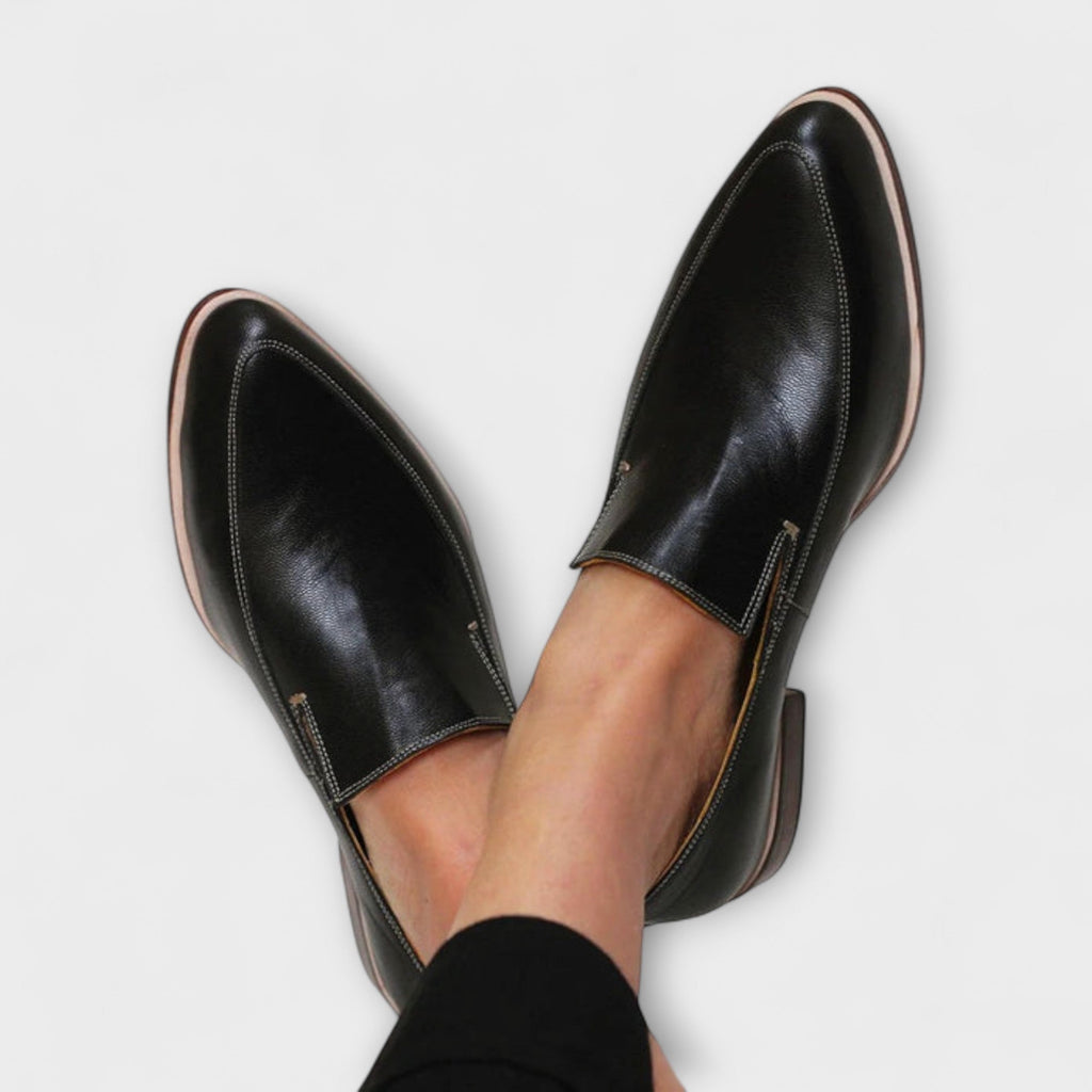 Mocasines negros estilizados con acabado refinado