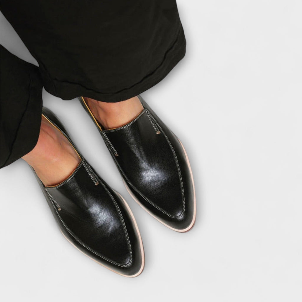 Mocasines negros estilizados con acabado refinado