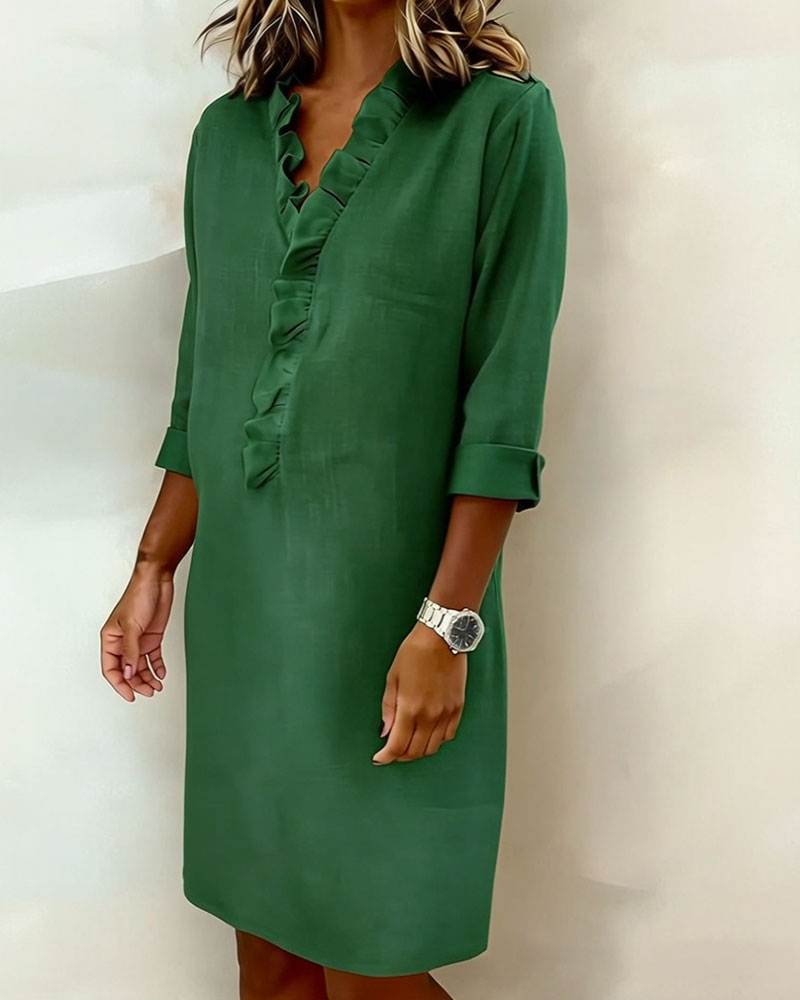 Vestido de algodón y lino con cuello de pico y detalle de volantes