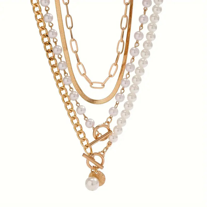 Modernt set med halsband i lager och konstpärlor i färdigstylad look