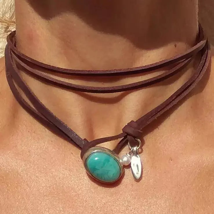 Vintagehalsband i flera lager med blågröna stenar och konstpärlor