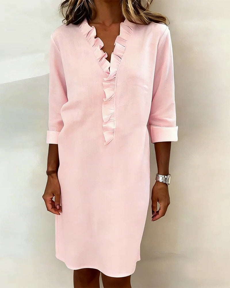Vestido de algodón y lino con cuello de pico y detalle de volantes