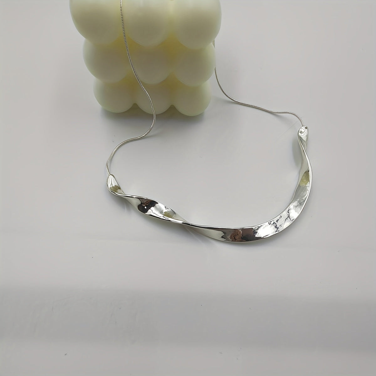 Skulpturalt polerat vintagekragehalsband i silverfärg