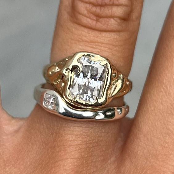 Tvåfärgat ringset med vita glasstenar och lagerlook