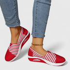 Randiga sneakers med ovandel som andas och halkfri sula