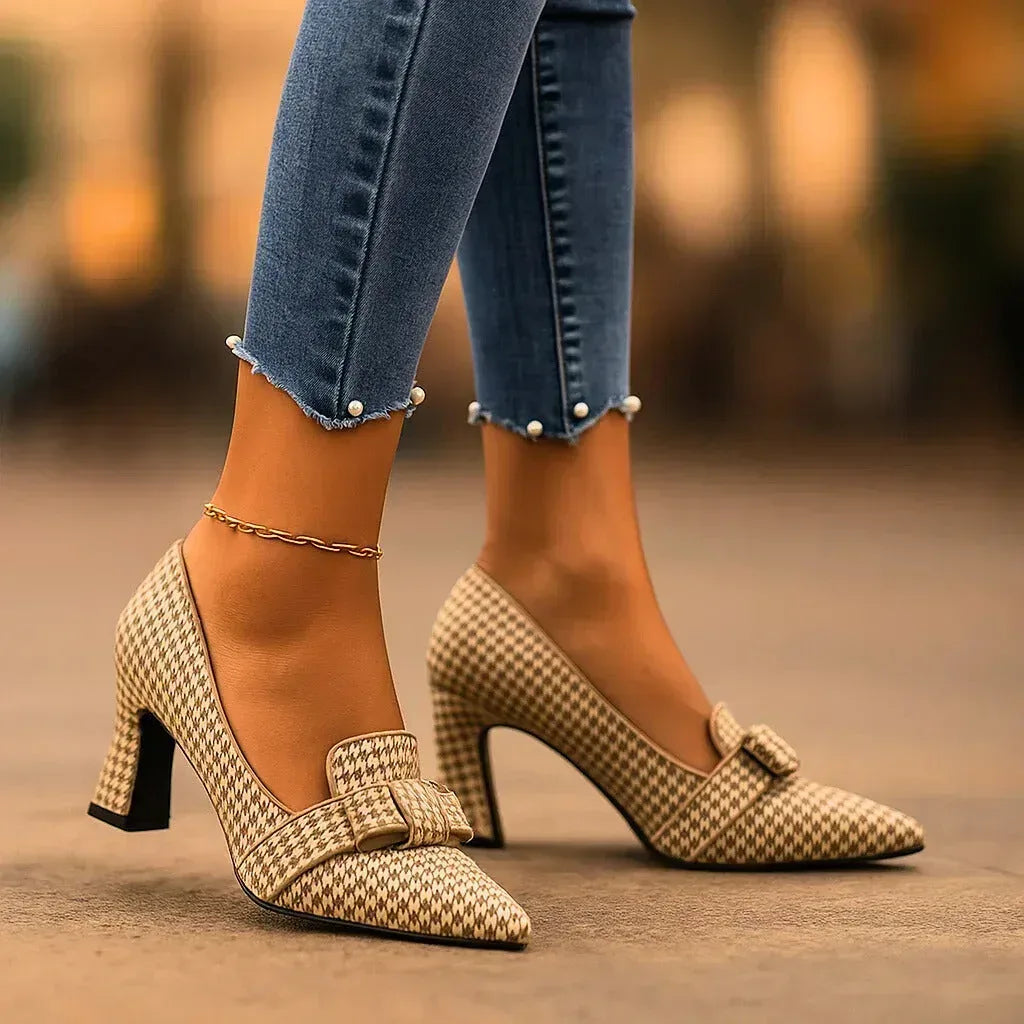 Pumps i hundtandsmönster med skulpterad blockklack