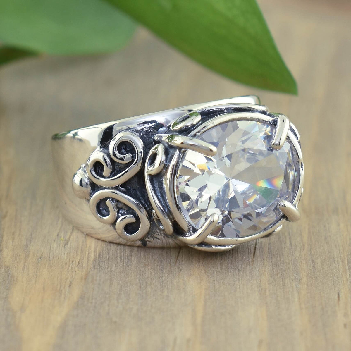 Ring i vintagestil med en sten i klassisk fattning, silverfärgad