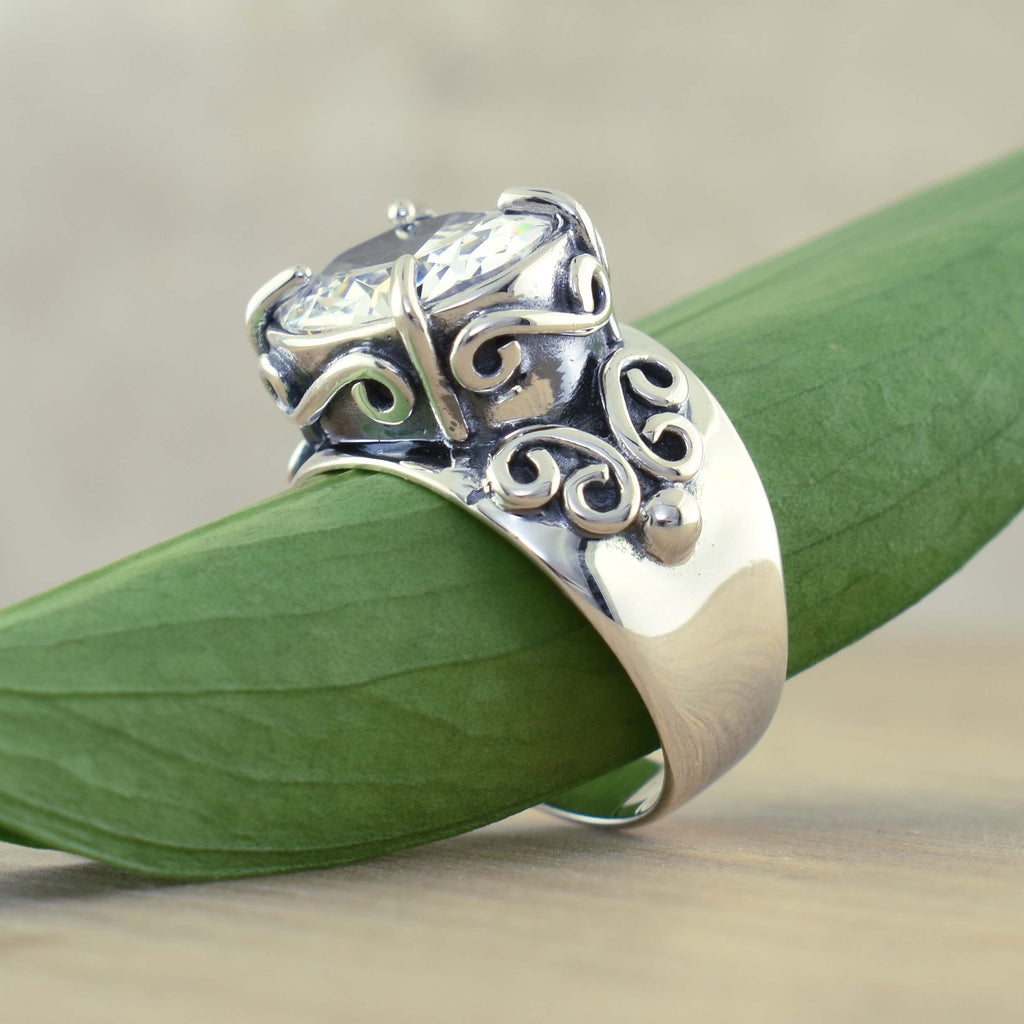 Ring i vintagestil med en sten i klassisk fattning, silverfärgad