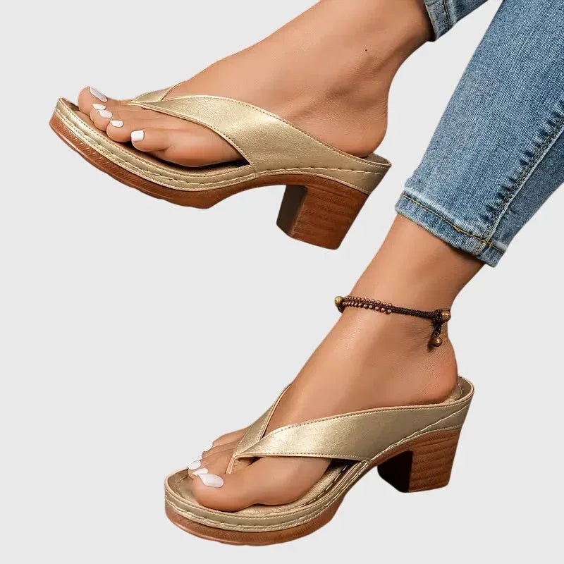 Sandaler med formad innersula och halkfritt grepp