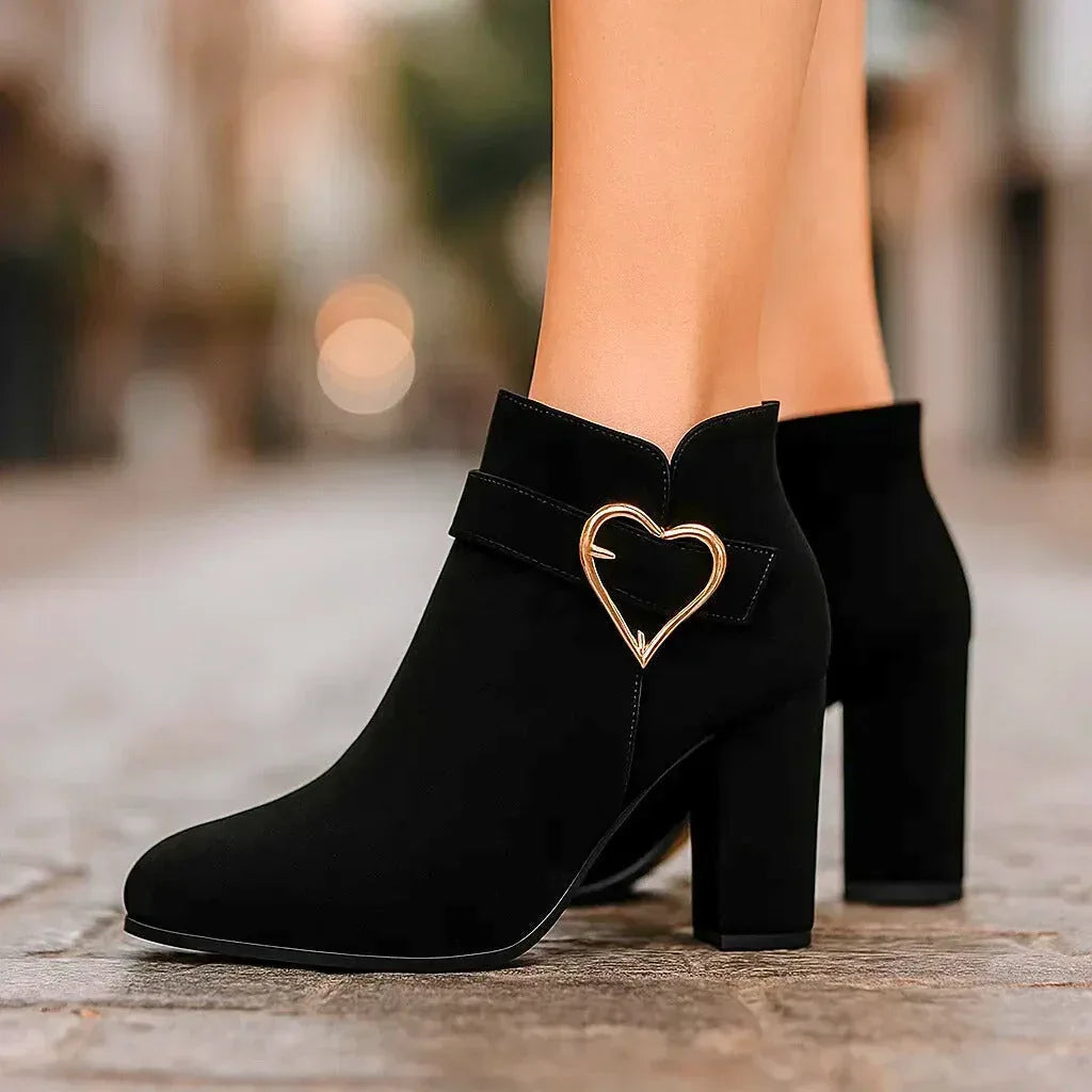 Boots i mockaimitation med hjärtdetalj och klack