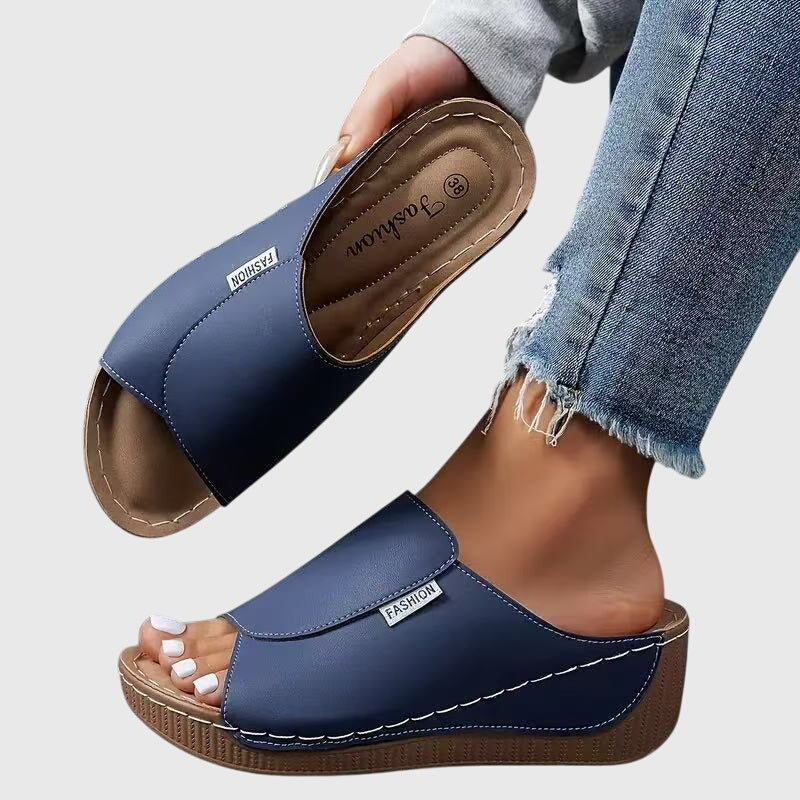 Sandaler i öppen design med svalkande känsla i tyg som andas
