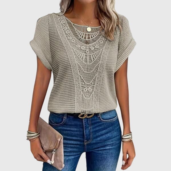 Blusa con detalle de encaje y corte holgado de verano