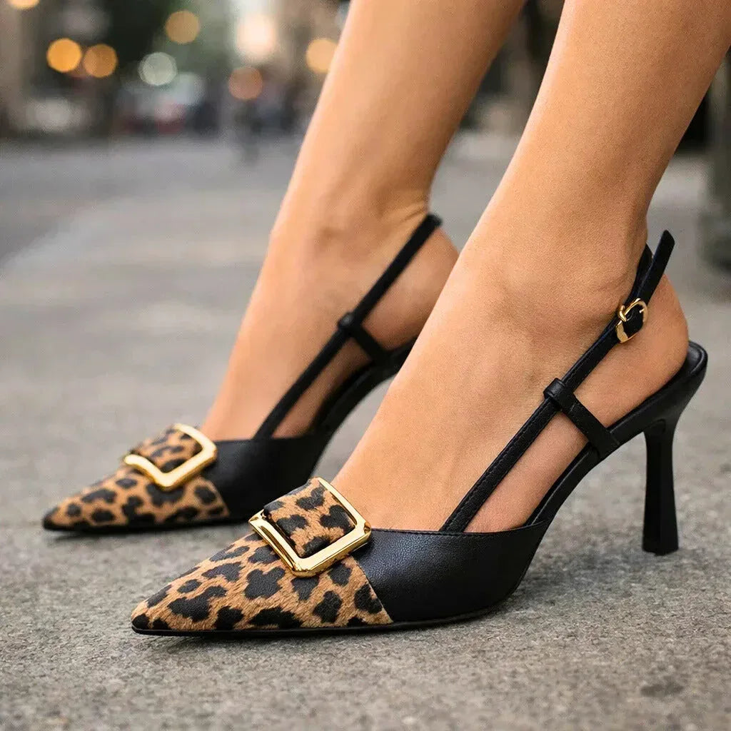 Tacones con estampado de leopardo y detalle de hebilla dorada
