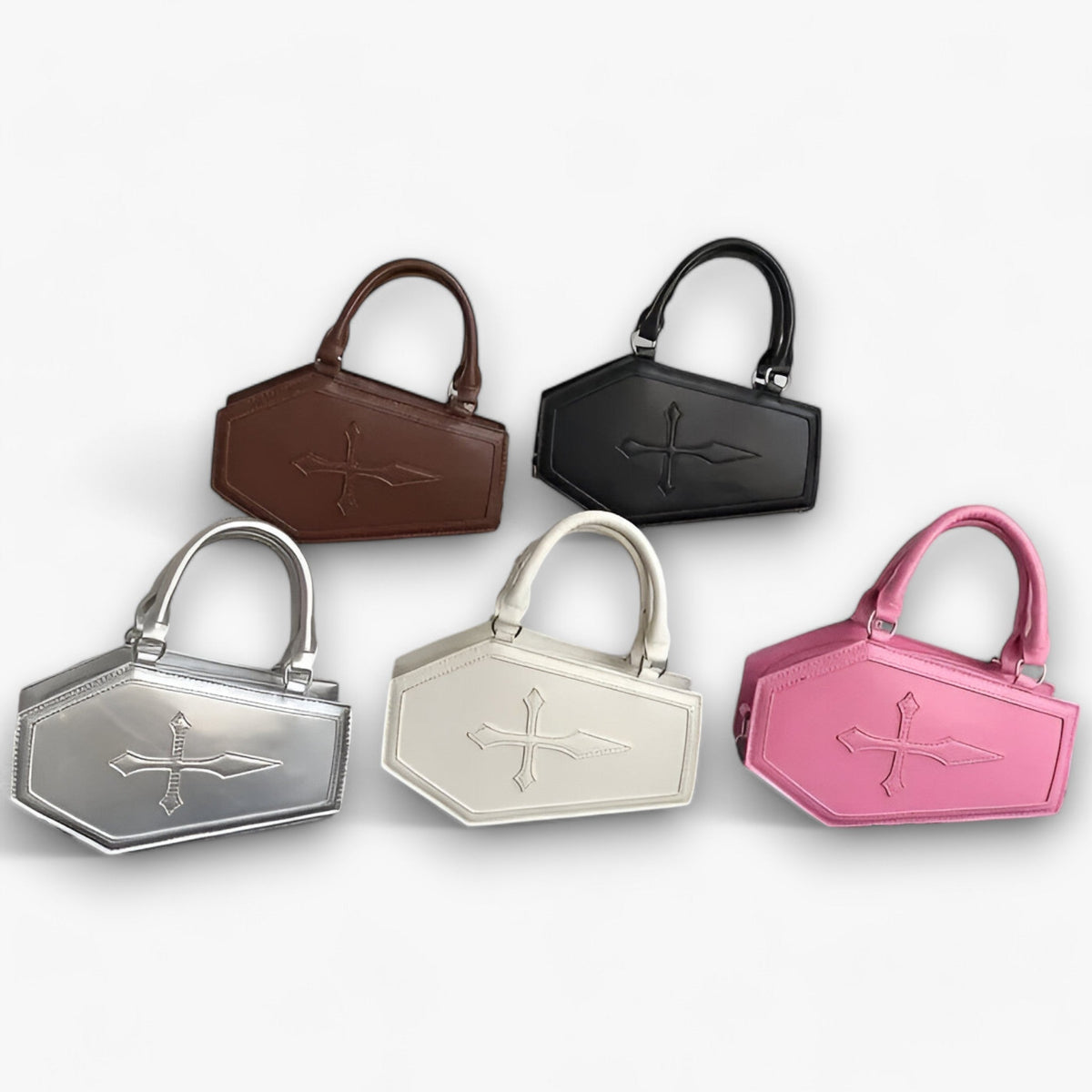 Bolso con forma de ataúd y cadena con detalles góticos
