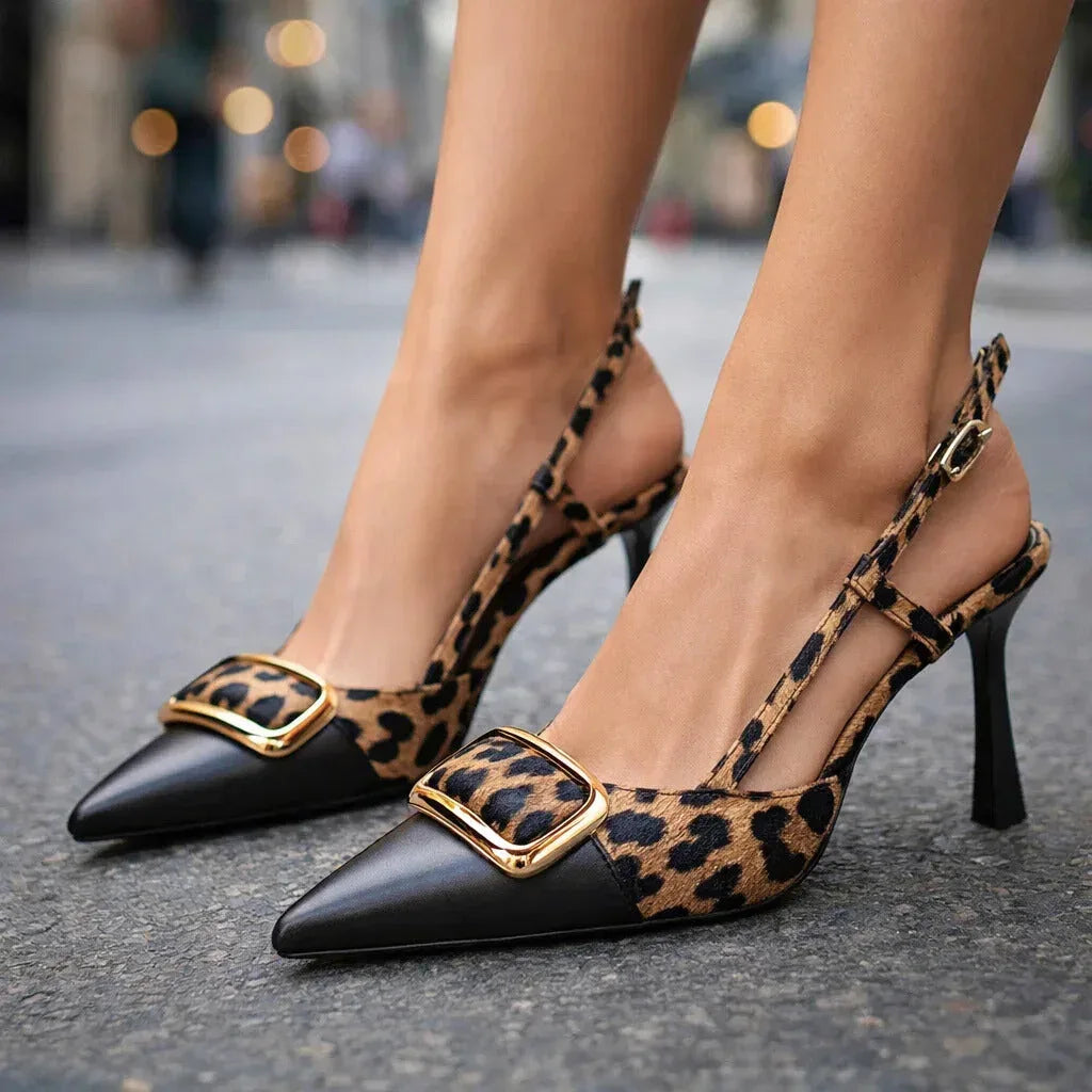 Tacones con estampado de leopardo y detalle de hebilla dorada
