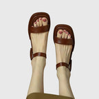 Sandaler i läderimitation med blockklack och dämpad innersula