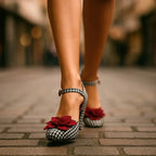 Tacones anchos de cuadros con detalle de rosa