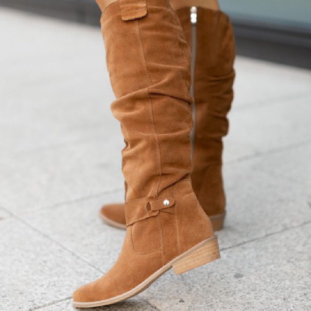 Botas altas con punta redonda y detalle de hebilla